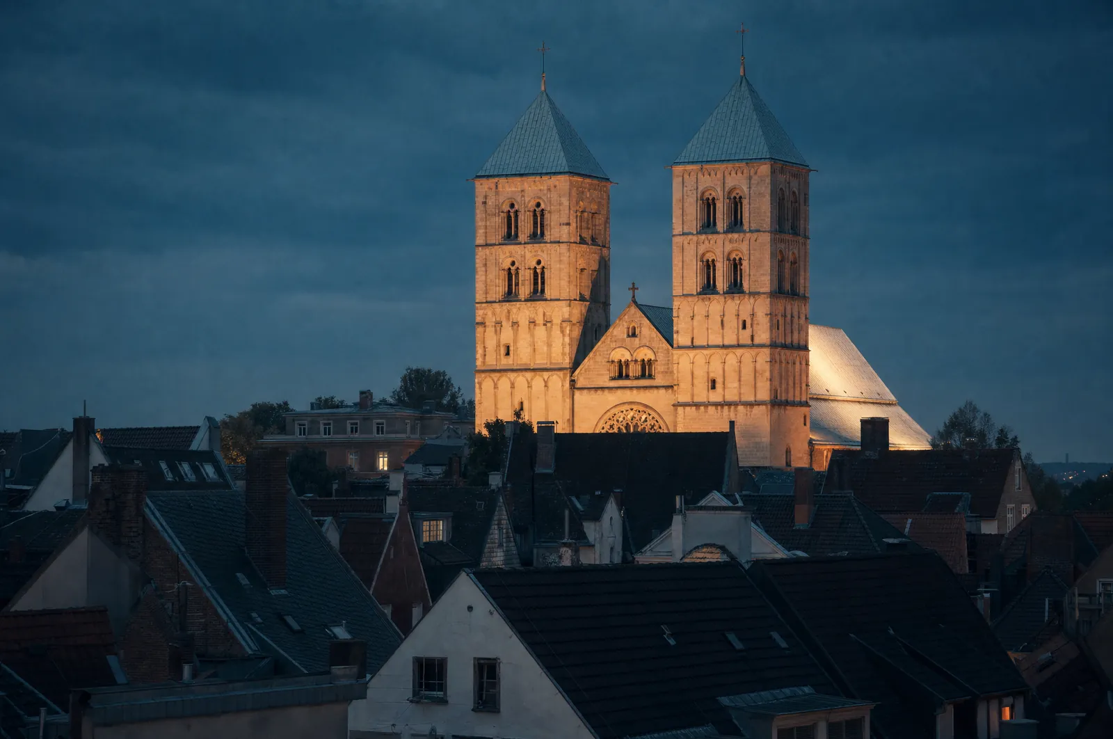 Die beiden Westtürme des St.-Paulus-Doms über den Dächern Münsters.