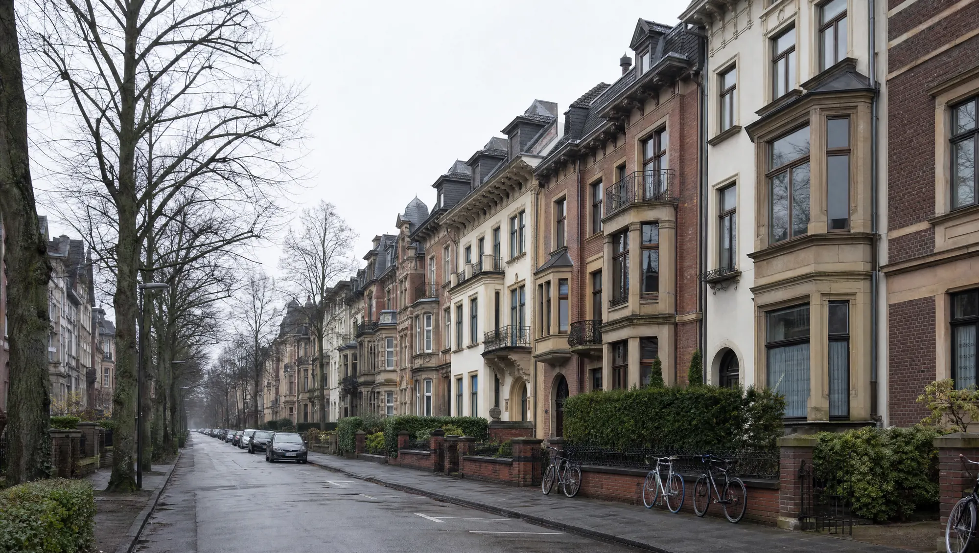 Die Straße vor der Kanzlei: Backsteinhäuser, Lindenreihe, abgestellte Räder.